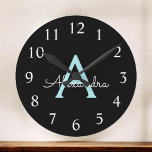 Aqua Aquamarin Blue Script Girl Monogram Name Runde Wanduhr<br><div class="desc">Aqua Aquamarin Blue und Gold Simple Script Monogram Name Clock. Das macht den perfekten süßen 16 Geburtstag,  Hochzeit,  Brautparty,  Jubiläum,  Babydusche oder Junggeselinnen-Abschied Geschenk für jemanden,  der Lieben glamourösen Luxus und schicke Stile.</div>