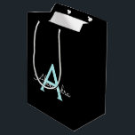 Aqua Aquamarin Blue Script Girly Monogram Name Mittlere Geschenktüte<br><div class="desc">Black und Aqua Blue Aquamarin Simple Script Monogram Name Geschenktasche. Das macht den perfekten 16 Geburtstag,  Hochzeit,  Brautparty,  Jubiläum,  Babydusche oder Junggeselinnen-Abschied Geschenktasche für jemanden,  der Lieben glamourösen Luxus und schicke Stile.</div>