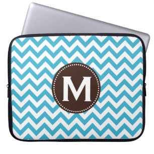 Aqua-blaues weißes Monogramm-Zickzack Muster Laptopschutzhülle