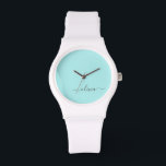 Aqua Blue Aquamarin Modern Script Monogram Name Armbanduhr<br><div class="desc">Aqua Blue Aquamarin und White Simple Script Monogram Name Watch. Dies macht den perfekten Abschluss,  Geburtstag,  Hochzeit,  Brautparty,  Jubiläum,  Babydusche oder Junggeselinnen-Abschied Geschenk für jemanden,  die Lieben glamourösen Luxus und schicke Stile.</div>