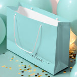 Aqua Blue Aquamarin Modern Script Monogram Name Große Geschenktüte<br><div class="desc">Aqua Blue Aquamarin Simple Script Monogram Name Gift Bag. Das macht den perfekten 16 Geburtstag,  Hochzeit,  Brautparty,  Jubiläum,  Babydusche oder Junggeselinnen-Abschied Geschenktasche für jemanden,  der Lieben glamourösen Luxus und schicke Stile.</div>