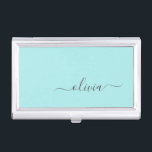 Aqua Blue Aquamarin Modern Script Monogram Name Visitenkarten Dose<br><div class="desc">Aqua Blue Aquamarin Simple Script Monogram Name Business Card Holder. Das macht den perfekten 16 Geburtstag,  Hochzeit,  Brautparty,  Jubiläum,  Babydusche oder Junggeselinnen-Abschied Geschenk für jemanden,  der Lieben glamourösen Luxus und schicke Stile.</div>