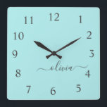 Aqua Blue Aquamarin Script Monogram Girenname Quadratische Wanduhr<br><div class="desc">Aqua Blue Aquamarin Script Monogram Name Clock. Das macht den perfekten 16 Geburtstag,  Hochzeit,  Brautparty,  Jubiläum,  Babydusche oder Junggeselinnen-Abschied Geschenk für jemanden,  der Lieben glamourösen Luxus und schicke Stile.</div>