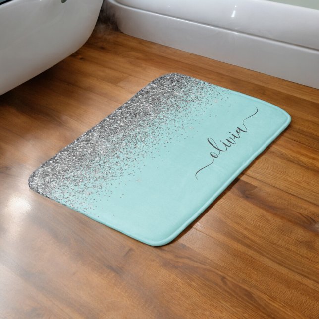 Aqua Blue Aquamarin Silver Glitzer Monogram Badematte (Von Creator hochgeladen)