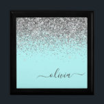 Aqua Blue Aquamarin Silver Glitzer Monogram Erinnerungskiste<br><div class="desc">Aqua Blue - Aquamarine und Silver Sparkle Glitzer Skript Monogram Name Jewelry Keepake Box. Dies macht den perfekten Abschluss,  Geburtstag,  Hochzeit,  Brautparty,  Jubiläum,  Babydusche oder Junggeselinnen-Abschied Geschenk für jemanden,  die Lieben glamourösen Luxus und schicke Stile.</div>