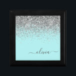 Aqua Blue - Aquamarin Silver Glitzer Monogram Erinnerungskiste<br><div class="desc">Aqua Blue - Aquamarine und Silver Sparkle Glitzer Script Monogram Name Juwelry Keepake Box. Dies macht den perfekten Abschluss,  Geburtstag,  Hochzeit,  Brautparty,  Jubiläum,  Babydusche oder Junggeselinnen-Abschied Geschenk für jemanden,  die Lieben glamourösen Luxus und schicke Stile.</div>