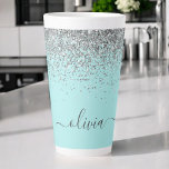 Aqua Blue Aquamarin Silver Glitzer Monogram Milchtasse<br><div class="desc">Aqua Blue - Aquamarine und Silber Imitate Foil Metallic Sparkle Glitzer Script Monogram Name Latte Coffee Cup Tasse. Das macht den perfekten 16 Geburtstag,  Hochzeit,  Brautparty,  Jubiläum,  Babydusche oder Junggeselinnen-Abschied Geschenk für jemanden,  der Lieben glamourösen Luxus und schicke Stile.</div>