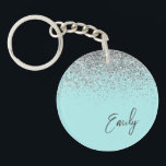 Aqua Blue Aquamarin Silver Glitzer Monogram Schlüsselanhänger<br><div class="desc">Aqua Blue Aquamarin Silver Glitzer Monogram Name Schlüsselanhänger. Das macht den perfekten 16 Geburtstag,  Hochzeit,  Brautparty,  Jubiläum,  Babydusche oder Junggeselinnen-Abschied Geschenk für jemanden,  der Lieben glamourösen Luxus und schicke Stile.</div>