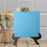Aqua Blue Crackled Glaze Simple Modern Texture Fliese<br><div class="desc">Diese gekratzte Keramik-Kachel hat ein Imitat,  das auf einem coolen aquablauen oder türkisfarbenen Hintergrund knistert. Sieht aus wie ein handgefertigtes,  handgefertigtes Kunstwerk mit einem dekorativen,  aber einfachen und neutralen Look. Perfekt als Akzent allein oder kombiniert mit anderen Fliesenmotiven in einer Backsplash-Installation. Art & Design von Tuzi Williams.</div>