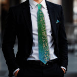 Aqua Blue Green Floral Pattern Neck Tie Krawatte<br><div class="desc">Erleben Sie einen Eindruck von diesem schönen blau-grünen Hintergrund mit einem Blumenmotiv. Sie können es für Ihren Urlaub nehmen, denn es trägt die Farben des Ozeans, des Wassers und der Vegetation. Blues und Grüntöne repräsentieren das Meer und die Bäume. Sie können es zu einem Party, einer Hochzeit oder einem anderen...</div>