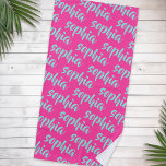 Aqua Blue individuelle Name Drehbuch fett heiß ros Strandtuch<br><div class="desc">Strandtuch mit einem individuelle Name in einem Aqua-Blue-Script-Schriftart auf einem heißen rosa Hintergrund. Fein und farbenfroh Design.</div>