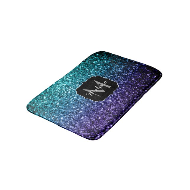 Aqua blue Ombre Imitats Glitzer Glitzern Monogram Badematte (Schrägansicht)