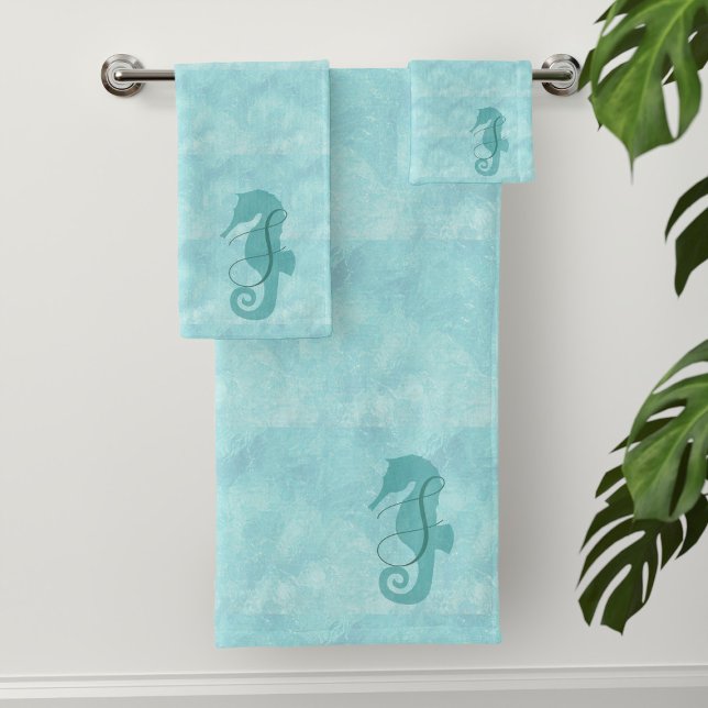 Aqua Blue Seepferd Monogram Badetuch Set (A seahorse swims in an aqua blue ocean. Just add your initial)