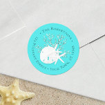 Aqua Christmas Beach Sand Dollar Rücksendeadresse Runder Aufkleber<br><div class="desc">Dieses Weihnachtsschild an der Küste zeichnet sich durch einen Sand-Dollar-und Seestern auf Glitzer-Korallen,  mit einem hellen aqua-blauen Hintergrund aus. *Wenn Sie dieses Design für weitere Produkte wünschen oder Designhilfe benötigen,  kontaktieren Sie mich bitte über den Zazzle Chat.</div>