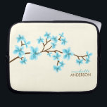 Aqua-Kirschblüten-Baum Laptopschutzhülle<br><div class="desc">Personalisierte Laptophülse kennzeichnet eine schöne vektorillustration der Kirschblüten oder des Kirschblüte-Baums. Fertigen Sie mit Ihrem Namen,  Monogramm,  Initialen oder Text Ihrer Wahl besonders an. 
 Mujka</div>