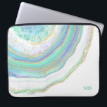 Aqua Lila Agate Marmormuster und Monogramm Laptopschutzhülle<br><div class="desc">Ein wunderschön designter Laptop-Ärmel mit einem agaten Marmorsteinmuster in feminin pastellfarbenem Aqua,  lila,  blau und goldfarben. Eine Textvorlage wird zur Personalisierung mit Ihrem Monogramm oder einem anderen gewünschten Text hinzugefügt. Sie können auch das Beispielmonogramm löschen,  wenn Sie das Element ohne Text bestellen möchten.</div>