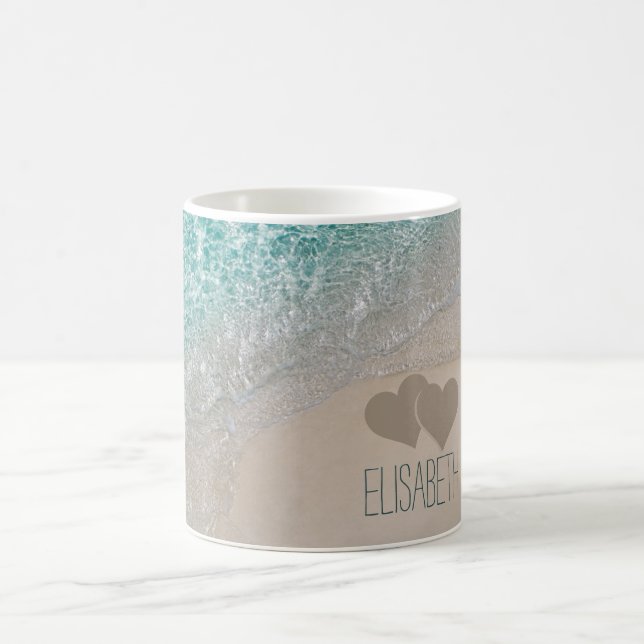 Aqua-Ozean-Sand geschnitzte Herzen addieren Namen Kaffeetasse (Mittel)