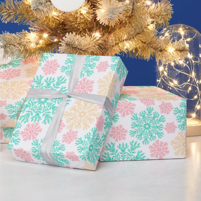 Aqua Pink und Gold Schneeflocken Muster Geschenkpapier (Feiertage)