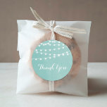 Aqua String Lights Danke Sticker<br><div class="desc">Die schicke moderne Gastgeschenk Hochzeit des Sommers verdankt Ihnen das Design eines Labels mit schlichten, eleganten, leuchtenden Saitenlichtern, die oben hängen, und einer eleganten Mischung aus modernen und kalligraphischen Schriftart auf einem gedruckten Imitat mit Aquarelltextur. Ein schlichtes und stilvolles Design, perfekt für den Sommer! Klicken Sie auf die Schaltfläche IT...</div>