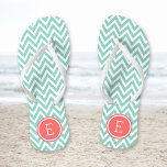 Aqua und Coral Zickzack Monogram Flip Flops<br><div class="desc">Maßgeschneiderte,  bedruckte Flop-Sandalen mit einem stilvollen,  modernen Zickzack Muster und einem eigenen Monogramm oder einem anderen Text in einem Kreisrahmen. Klicken Sie auf Anpassen,  um Schriftart und Farben zu ändern oder eigene Bilder hinzuzufügen,  um ein einzigartiges Design zu erstellen!</div>