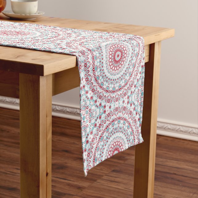Aqua und Crimson Mandala Pattern Mittelgroßer Tischläufer (Beispiel)