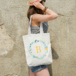 Aqua und Mit Monogramm gelber Blumenreath Tragetasche<br><div class="desc">Das schöne Monogramm-Design zeichnet sich durch einen zarten und eleganten Blumenkranz aus.</div>