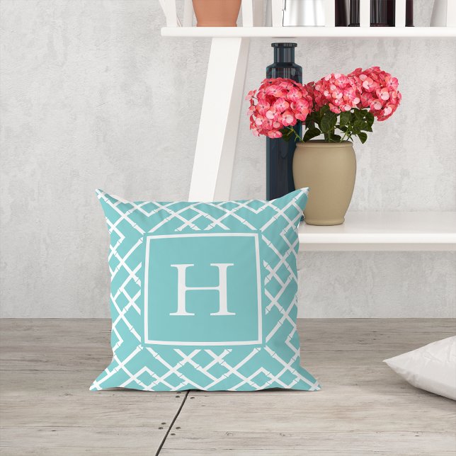 Aqua und White Geometric Bamboo Lattice Monogram Kissen (Von Creator hochgeladen)
