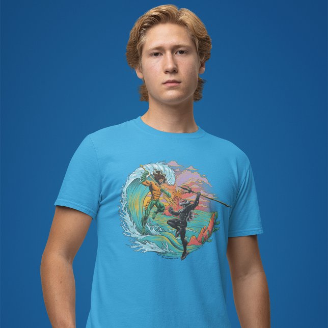 Aquaman & Black Manta Gezeitenwelle T-Shirt (Person wearing shirt)