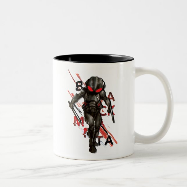 Aquaman | Black Manta Scattered Typografy Graphic Zweifarbige Tasse (Rechts)