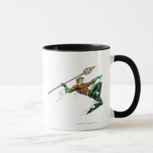 Aquaman holt mit dem Speer aus Tasse