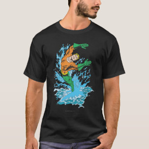 Aquaman springt in Wellen T-Shirt