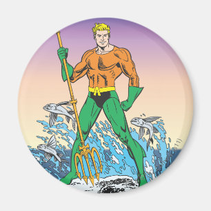 Aquaman steht mit Spear Magnet