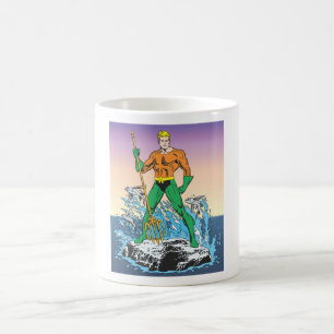 Aquaman steht mit Spear Tasse