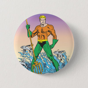 Aquaman steht mit Speer Button