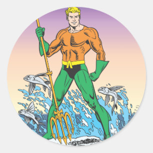Aquaman steht mit Speer Runder Aufkleber