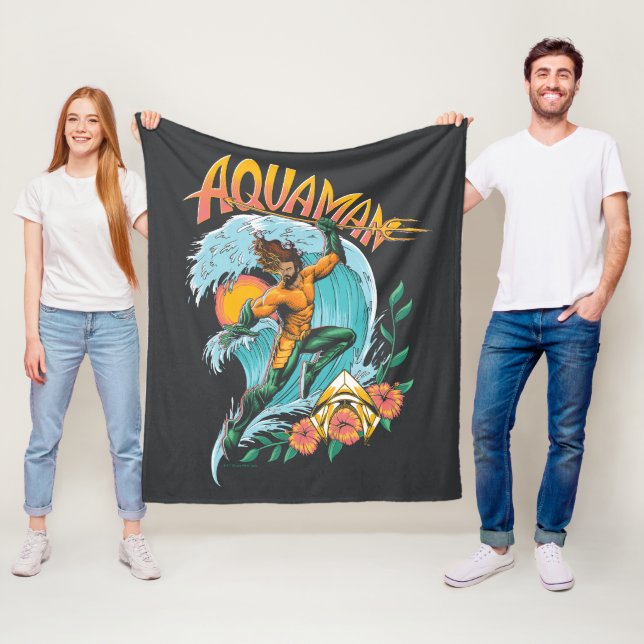 Aquaman und Trident Rising Surf Graphic Fleecedecke (Beispiel)