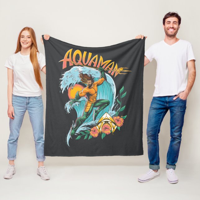 Aquaman und Trident Rising Surf Graphic Fleecedecke (Beispiel)