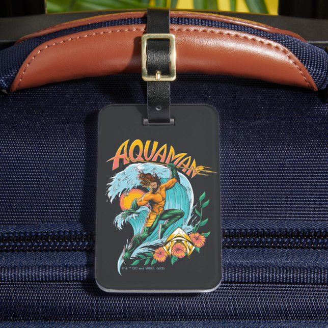 Aquaman und Trident Rising Surf Graphic Gepäckanhänger (Vorderseite Insitu 2)