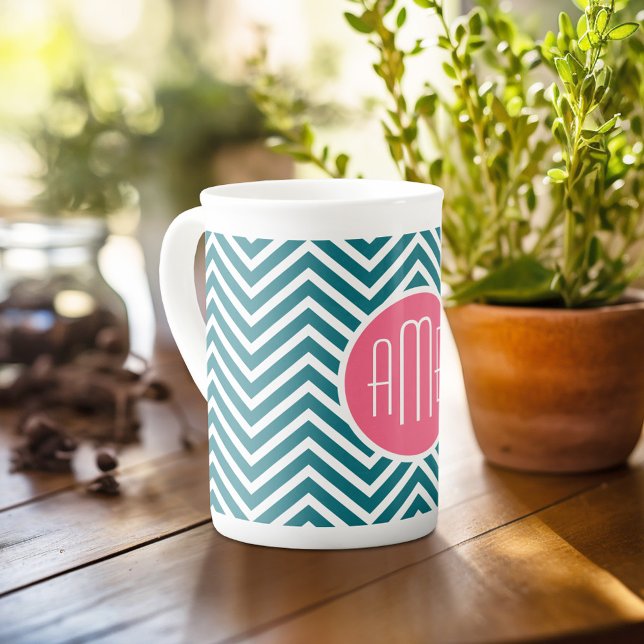Aquamarin-Blau-und Hot-Pink-Chevronen Custom Monog Prozellantasse (Personalized mug with photos and text, customize completely in the advanced design area)