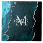 Aquamarin Blau und Silbermarmor Agate Fliese<br><div class="desc">Diese Kachel ist elegant und glamourös mit Marmor-Hintergrund mit geode gemstone Details und Imitaten silber Glitzer Akzente. Das Monogramm kombiniert handgeschriebene Skripte mit modernen serifenlosen Schriftart für ein elegantes und raffiniertes Aussehen. Dies wird das ideale Geschenk, da es mit einem Namen und Initial angepasst werden kann. Die tiefen aquamarinen Blautöne...</div>