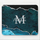 Aquamarin Blau und Silbermarmor Agate Mousepad<br><div class="desc">Dieses Mauspad weist einen eleganten und glamourösen Marmorhintergrund mit geode gemstone Details und Imitaten silbernen Glitzer Akzenten auf. Das Monogramm kombiniert handgeschriebene Skripte mit modernen serifenlosen Schriftart für ein elegantes und raffiniertes Aussehen. Dies wird das ideale Geschenk, da es mit einem Namen und Initial angepasst werden kann. Die tiefen aquamarinen...</div>