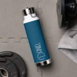 Aquamarin Blue Modern Typografie Personalisiert Trinkflasche<br><div class="desc">Eine trendige,  vakuumisolierte Wasserflasche mit personalisiertem Namen in Weiß,  moderner Typografie auf aquamarinem blauen Hintergrund. Stellen Sie die Flasche nach Belieben durch Bearbeiten und Ersetzen des Namens durch Ihren eigenen Namen ein. Ideal für ein Geburtstagsgeschenk,  Hochzeitsgeschenk,  Trauzeuge,  etc. Wählen Sie Ihre Wasserflasche. Wählen Sie Ihre Wasserflasche.</div>