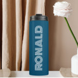 Aquamarin Blue Modern Typografy Personalisiert Nam Thermosbecher<br><div class="desc">Behalt warme und kalte Getränke mit diesem trendigen,  isolierten Thermalwäscher,  der aquamarin blau ist,  mit dem Namen,  der in weißer,  moderner Typografie gedruckt wird. Bearbeiten Sie Ihren Thermalwäscher und ersetzen Sie den Namen mit dem gewünschten Namen. Ideal für ein Geburtstagsgeschenk,  Hochzeitsgeschenk,  Trauzeuge,  etc.</div>