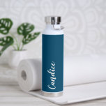 Aquamarin Blue Personalisiert Wedding Bridesmaid Trinkflasche<br><div class="desc">Geben Sie Ihrer Hochzeitsjury oder Ihrer Trauzeugin diese trendige,  vakuumgekühlte Wasserflasche,  die ihren Namen in weißem,  stilisiertem Schrift auf einem aquamarinen blauen Hintergrund zeigt,  der zu Ihrem Hochzeitsfarbenschema passt. Stellen Sie die Flasche nach Belieben durch Bearbeiten und Ersetzen des Namens durch Ihren eigenen Namen ein. Wählen Sie Ihre Wasserflasche.</div>