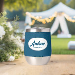 Aquamarin Blue Stylized Wedding Trauzeuge Name<br><div class="desc">Gönnen Sie Ihrem Hochzeitsreisenden einen Trauzeuge mit diesem personalisierten Edelstahl-Edelstahlwascher,  der in einem weißen,  ovalen Design in einem stilisierten Drehbuch seinen Namen trägt. Hintergrundfarbe und Schrift sind aquamarin blau. Personalisieren Sie Ihren Weinwäscher,  indem Sie den Namen mit dem gewünschten Namen bearbeiten und ersetzen. Erhältlich in vielen beliebten Hochzeitsfarben.</div>