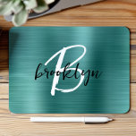 Aquamarin gebürstetes Schwarz-weißes Script Monogr Mousepad<br><div class="desc">Dieses elegante personalisierte Mauspad verfügt über ein Monogramm und einen Vornamen in modernem Schwarz-Weiß-Skript auf einem aquamarinen,  gebürsteten Metallhintergrund.</div>