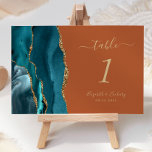 Aquamarin Gold Agate Burnt Orange Wedding Tischnummer<br><div class="desc">Der links Rand dieser eleganten,  modernen Hochzeitskarte zeichnet sich durch eine aquamarine blaue Aquarellgrenze aus,  die mit Imitaten mit goldenem Glitzer bestickt wurde. Der anpassbare Text kombiniert goldfarbene Handschrift,  kursiv und kopperplate Schriftart auf einem verbrannten orangen Hintergrund.</div>