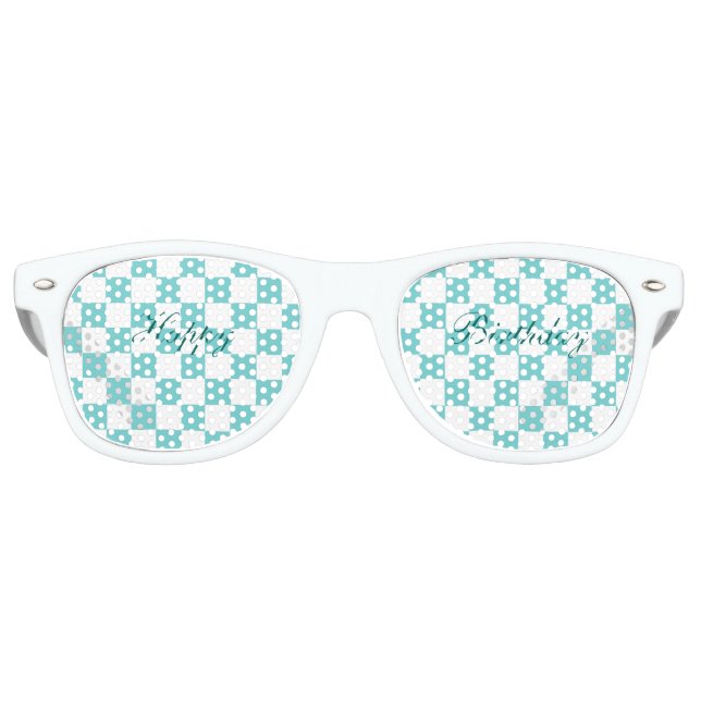 Aquamarin Sky Checkerboard Happy Birthday Sonnenbrille (Vorderseite)