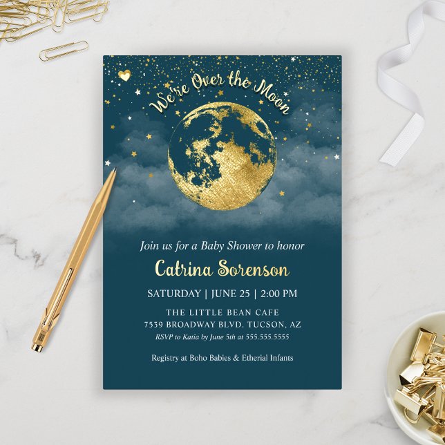 Aquamarin über die Mond-Gold-Gender-Neutral-Baby-D Folieneinladung (Elegant Teal and Gold Over the Moon Celestial Baby Shower Theme Invitation with Foil)