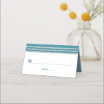 Aquamarine Bar Mitzvah Silver Tallit Script Modern Platzkarte<br><div class="desc">Kein Bar Mitzvah Party ist ohne personalisierte Platzkarten komplett. Lass deinen Lieblings-Bar Mitzvah stolz sein, freuen und feiern seinen Meilenstein in seinem perfekt koordinierten Party. Fett, staubige aquamarine blaugrüne Typografie und ein staubiger aquamariner, blau-grün und silber Glitzer gestreift tallit inspirierte Grafik Overlay ein einfacher, weißer Hintergrund. Auf der Rückseite, staubige...</div>